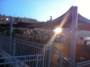  لعب الأطفال فوق مظلات الحدائق العامة - ظاهرة خطيرة تستدعي التوعية